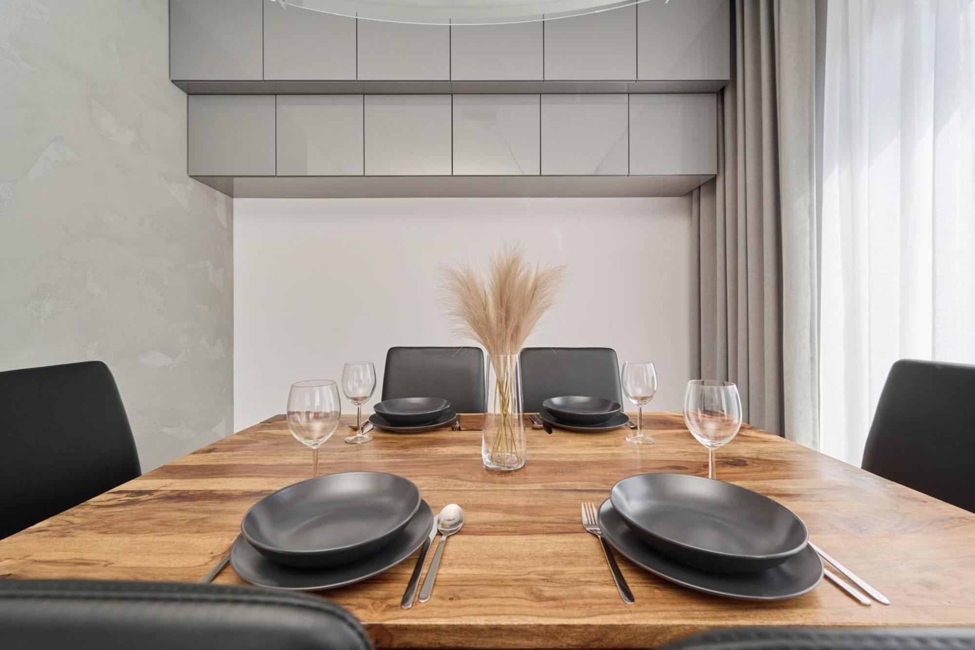 Stylish Kosciuszki Apartaments Near The Market Square With Free Garage Wroclaw By Noclegi Renters Esterno foto